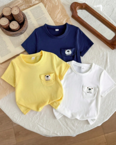 Camiseta de cuello redondo con estampado de oso y bolsillo, diseño lindo y holgado
