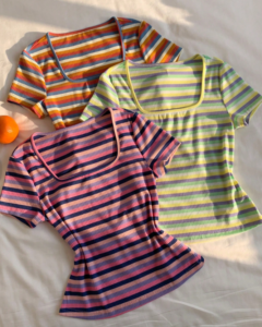 Camiseta de manga corta con cuello cuadrado a rayas rosa, verde y naranja