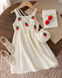 Vestido con estampado de fresa y bolso redondo a juego de malla
