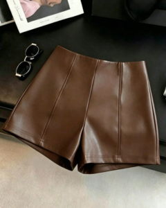 Shorts de mujer de cintura ceñida de cuero de PU refinado