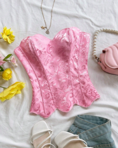 Top tubo elegante de mujer en rosa fucsia, estilo boho tropical