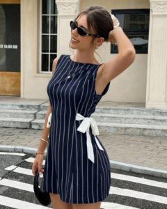Vestido corto casual sin mangas con cuello redondo y lazo lateral a rayas