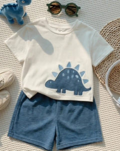 camiseta de manga corta y pantalones cortos con bordado de dinosaurio