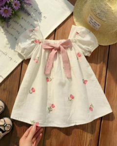 Vestido casual de niña bebé con cuello cuadrado, mangas abullonadas y estampado floral