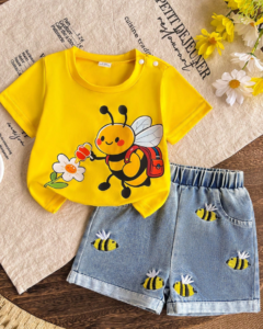 Camiseta de manga corta con estampado de abeja y pantalones cortos con bordado