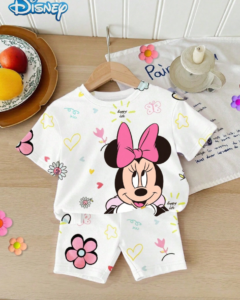 camiseta de manga corta de estilo coreano + pantalones cortos blancos a juego