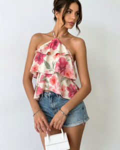 Top corto con cuello halter floral rosa con volantes en capas y espalda abierta