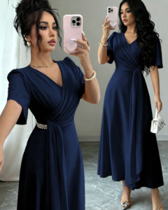 Vestido midi con pliegues, manga corta, cintura ceñida con cinta, corte en A