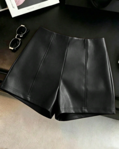 Shorts de mujer de cintura ceñida de cuero de PU refinado